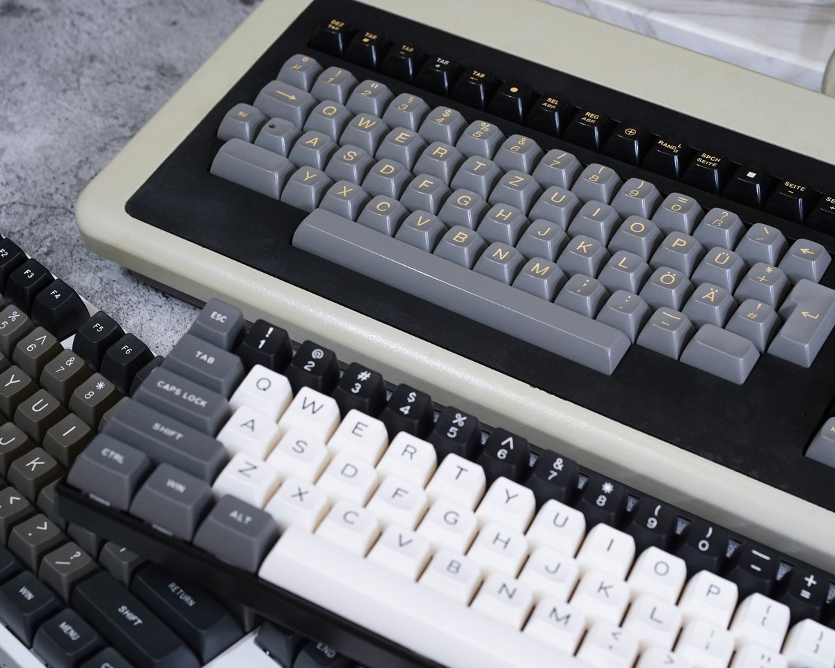 TriumphAdler社のdds1のキーボード(中はCherry G80-0115)が届いたのであらためてじっくり観察。
ゴム脚や傷の状態、スイッチを見ても未使用品か。
キーキャップはハイプロでカッコいい。レジェンドフォントはHelvetica。
キースイッチはたぶんM7と思うけど年代によって微妙に違い、はっきりしない。