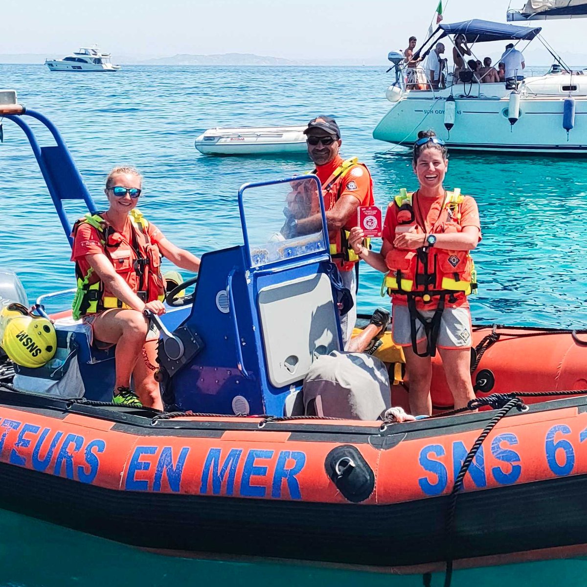 Safetics's tweet image. Safetics Boat Tour : lors de notre rencontre avec nos amis de la station SNSM de Bonifacio nous avons pu échanger sur la sécurité en mer et l'importance des vérifications avant chaque navigation. Merci à eux pour leur soutien ! ⚓