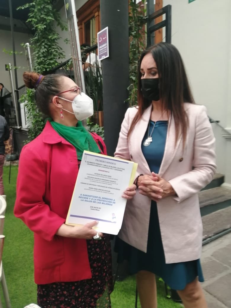 Recibió la Secretaria de las Mujeres del #EdoMex el pronunciamiento impreso del movimiento amplio #feminista por el #AbortoLegalEdoMex; se le exhorta, como a <a href="/alfredodelmazo/">Alfredo Del Mazo</a> y @legismex  #LXLegistaturaMexiquense, a garantizar la salud y los derechos de las #mujeres #SeráLeyEdoMéx