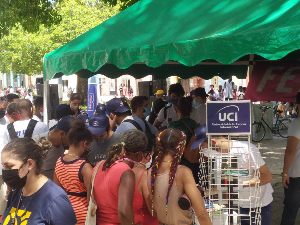 GerdysE's tweet photo. Feria universitaria en el parque #Trillo. Los jóvenes del #ISA, el @UCPVarona, el #PalacioDeComputación y la @universidad_uci comparten alegrías por #MiCuba. @PresidenciaCuba @CubaMES @UJCdeCuba @uci_ujc @raydelmp @nataliauci16 https://t.co/u4uMA6IjkT