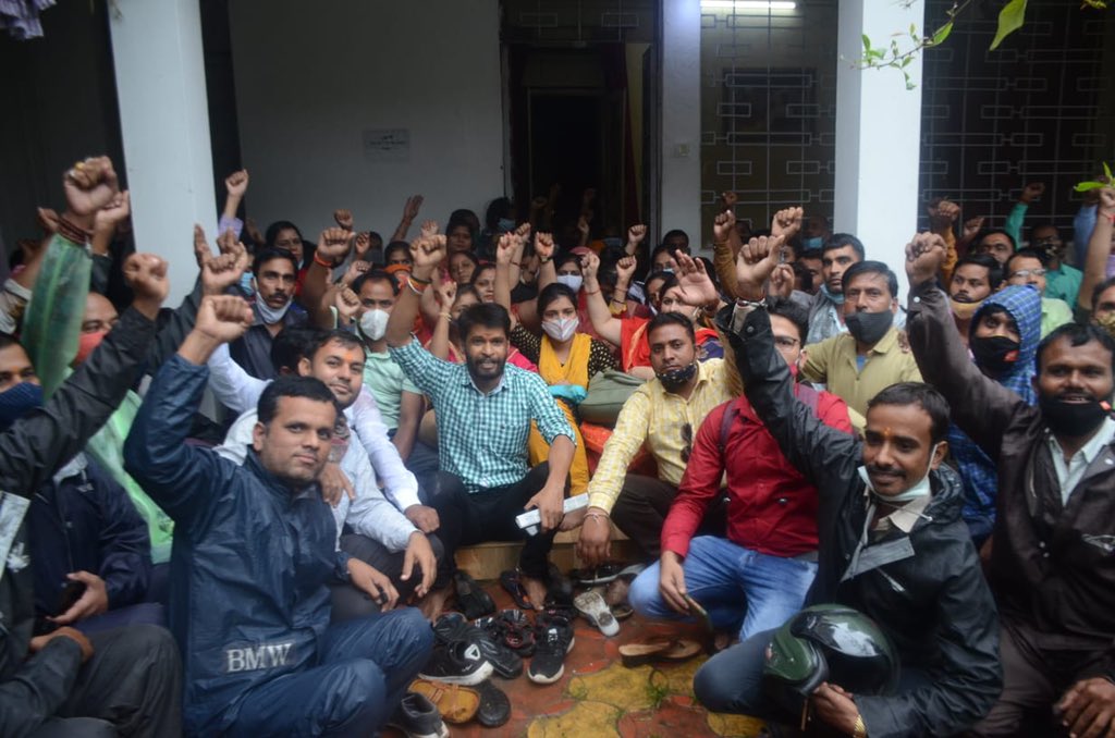 KunalChoudhary_'s tweet image. अतिथि शिक्षको के साथ शासन/प्रशासन ने अपनाई दमनकारी नीति

परमिशन देने के बाद भी भारी बारिश मे दर दर भटकाया 

अतिथि शिक्षको ने RSS कार्यालय घेरा ।
अब तो मान जायो शिवराज
#आतिथि शिक्षक मध्य्प्रदेश