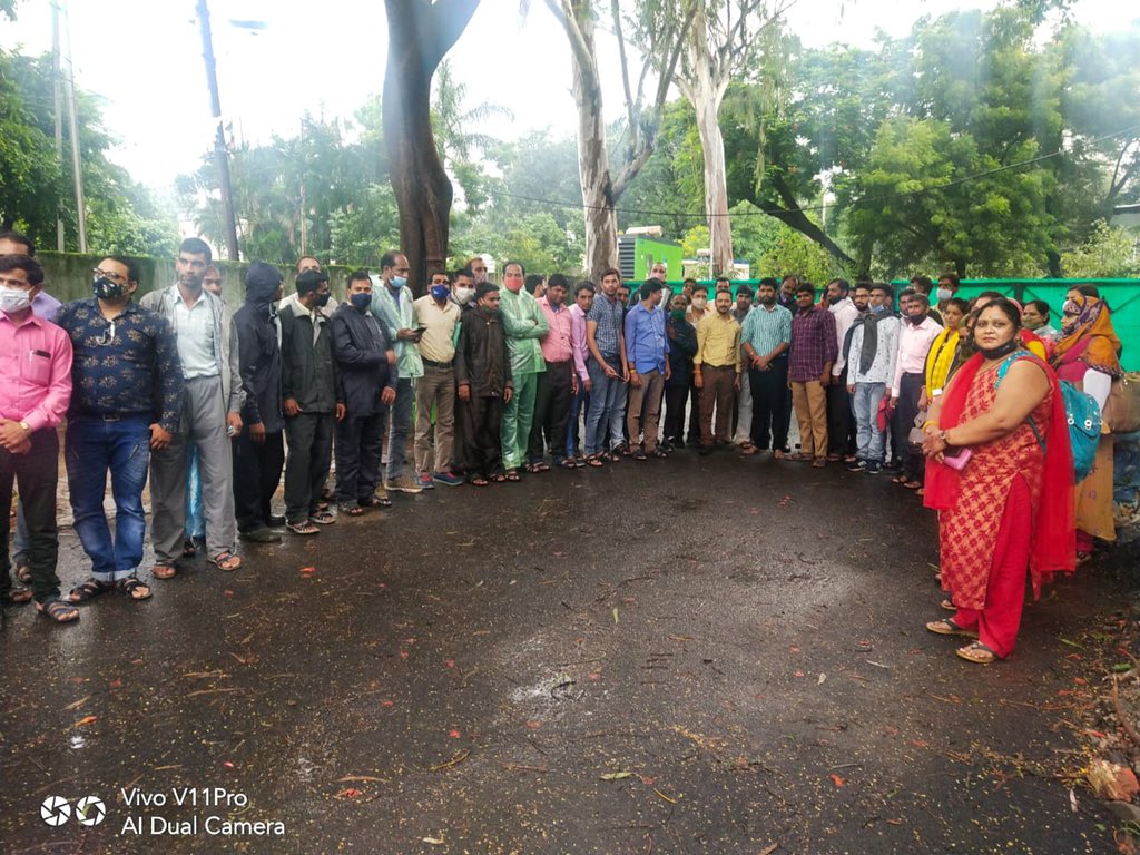 KunalChoudhary_'s tweet image. अतिथि शिक्षको के साथ शासन/प्रशासन ने अपनाई दमनकारी नीति

परमिशन देने के बाद भी भारी बारिश मे दर दर भटकाया 

अतिथि शिक्षको ने RSS कार्यालय घेरा ।
अब तो मान जायो शिवराज
#आतिथि शिक्षक मध्य्प्रदेश