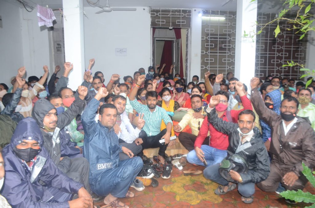 KunalChoudhary_'s tweet image. अतिथि शिक्षको के साथ शासन/प्रशासन ने अपनाई दमनकारी नीति

परमिशन देने के बाद भी भारी बारिश मे दर दर भटकाया 

अतिथि शिक्षको ने RSS कार्यालय घेरा ।
अब तो मान जायो शिवराज
#आतिथि शिक्षक मध्य्प्रदेश