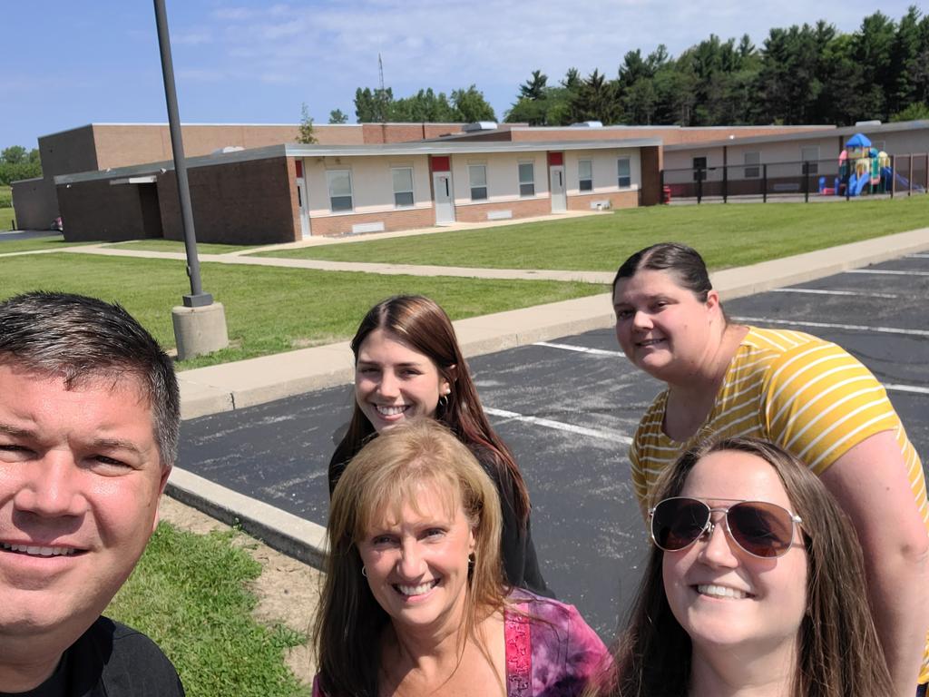 TMSPrincipal2's tweet photo. Triad new staff scavenger  hunt  picture  of  elementary building
@TriadCurriculum 
@TriadSupt https://t.co/EEStA2WjiM