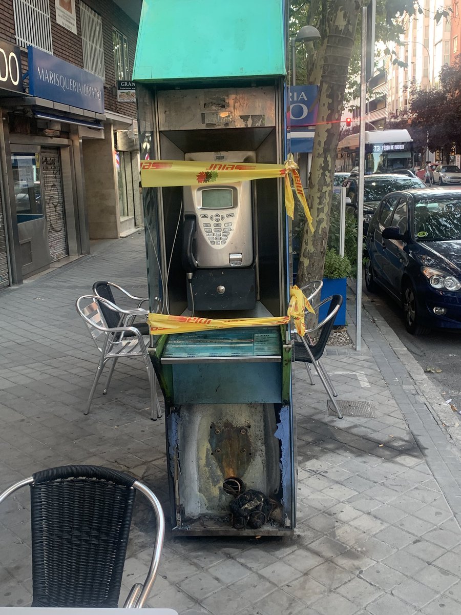 raul31415's tweet photo. @Lineamadrid Estoy intentando pedir que esta cabina quemada de Lopez de Hoyos 200 sea retirada via Avisos Madrid y me cancelan el aviso,  no se puede hacer nada? gracias https://t.co/r3obZW0dp0