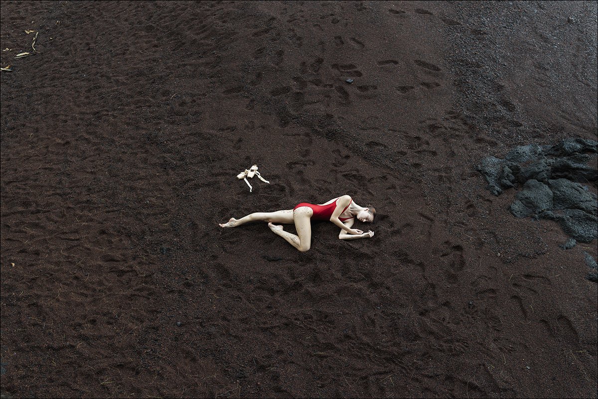 Ballerinaprjct's tweet photo. Mackenzie Richter in Hana, Maui. @mrichterballet #MackenzieRichter #Hana #KaihaluluBeach #Hawaii #Maui #redsandbeach #pointeshoes #ballerina #ballet https://t.co/IX1pnkwR3v