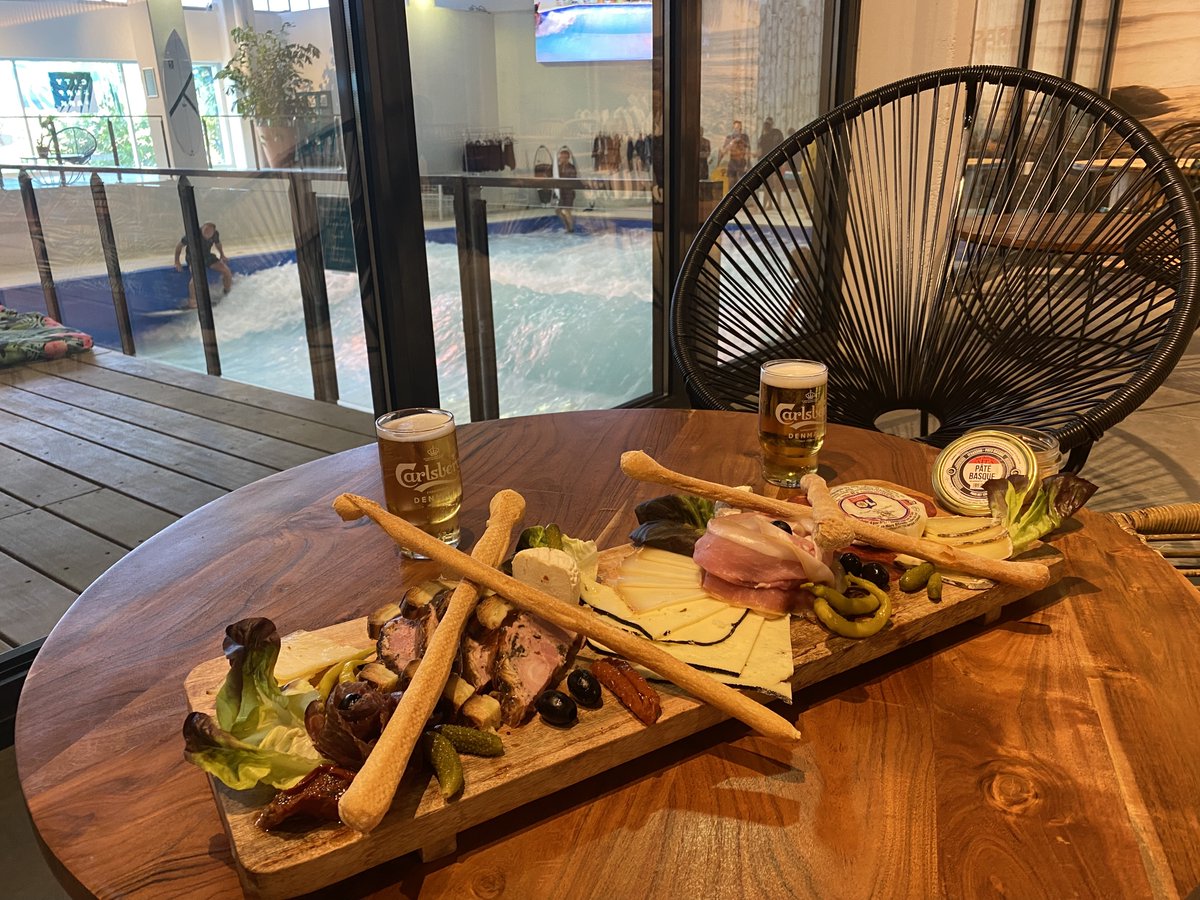 Apero'clock ⏰
Viens profiter d'une planche avec vue sur la vague pour un apéro décalé ! 
Tous nos plats sont faits maison avec des produits frais et de qualité pour une dégustation 100% réussie 💯