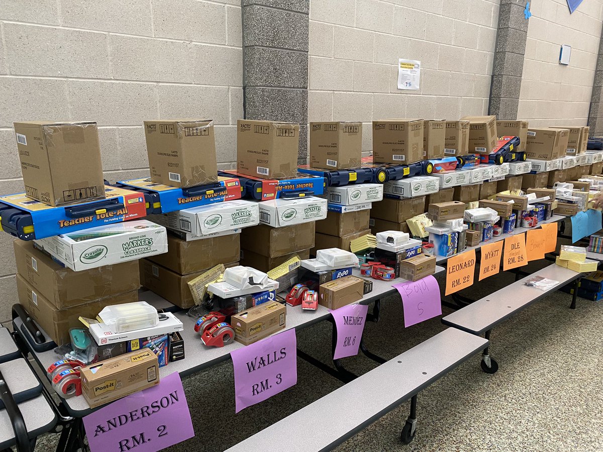 pdilley5's tweet photo. Principal @NikitaMoye1 is ready to shower her teachers with welcome back gifts ❤️👏 @LAJohnTWhite @LANTEAM1 @whitneyclark520 https://t.co/2iztU6KFaA