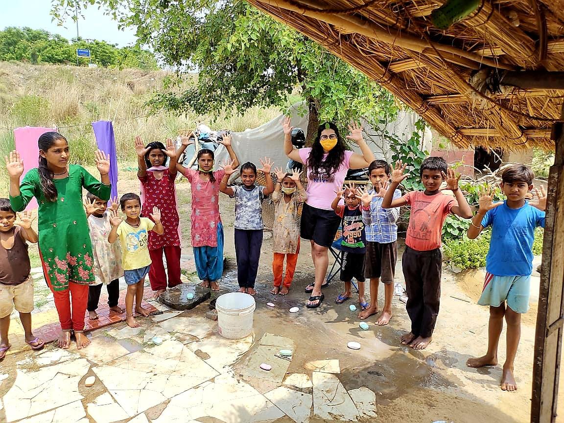 DaduPushpinder's tweet photo. हाथ धोने के बाद कोरोना करेगा Hands up in the Slums with Voice Brand Ambassador @vjaman @aashmanfoundation #vjaman #handwash #soapbankcampaign #aashmanfoundation #teamaashmanfoundation https://t.co/zCF11vsNOP