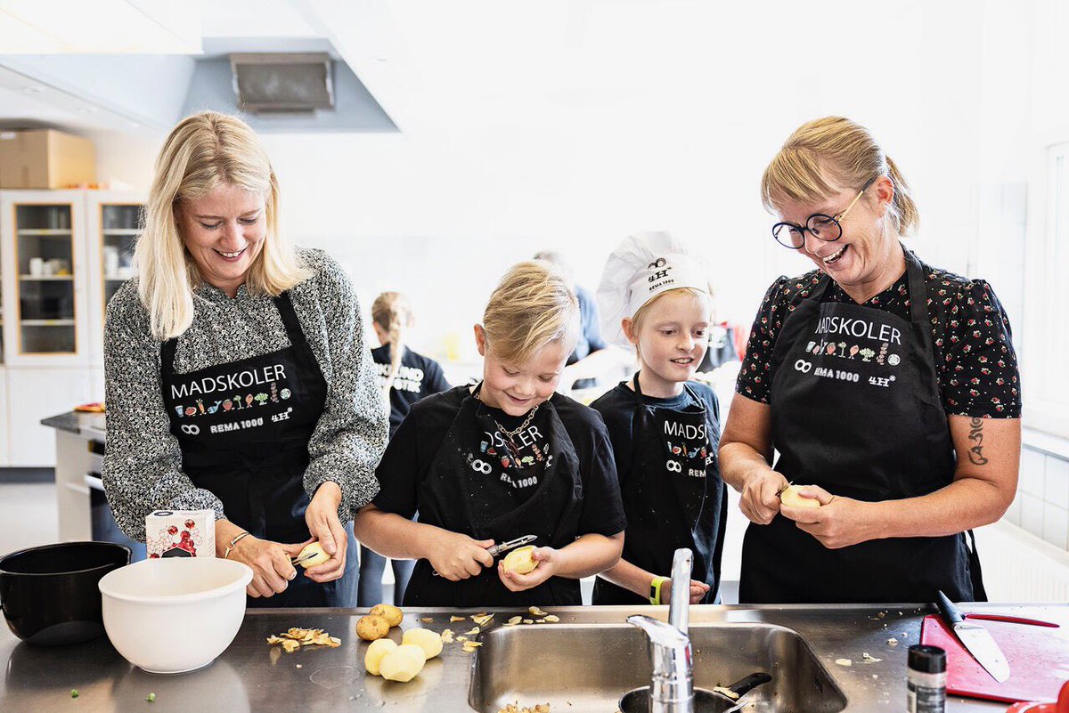 Over 90 Madskoler er blevet afholdt denne sommer 👍🏼 Afgørende at børn vokser op med godt kendskab til mad og råvarer. 

Tak for et rigtig godt besøg på Madskolen i Højslev, hvor <a href="/KathrineOlldag/">Kathrine Olldag</a> og jeg blev udfordret i køkkenet 😊 #dkfood