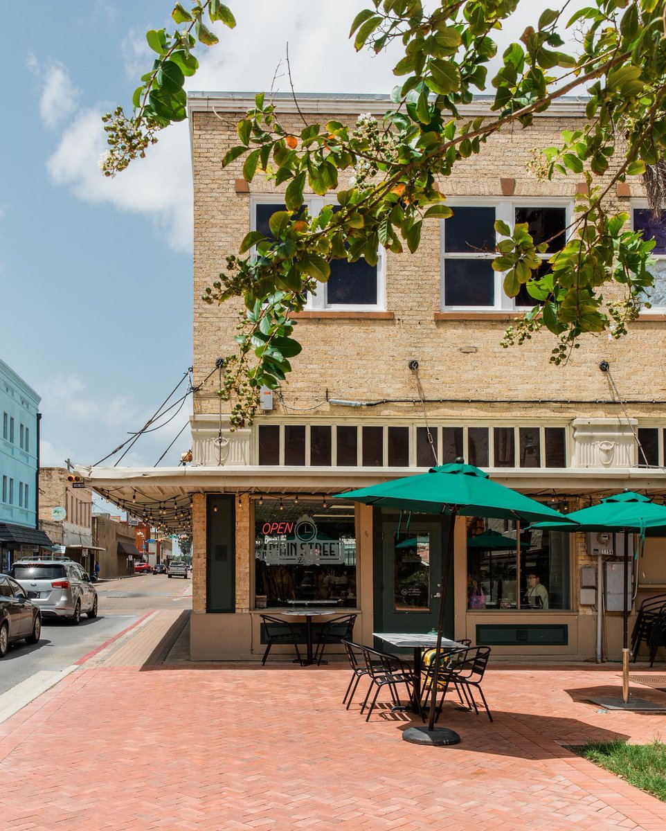 BorderandSea's tweet photo. Main Street Deli opened their doors two years ago on Market Square in Downtown #Brownsville and has garnered a lot of love from customers looking for a great lunch in a scenic spot of town. #BorderandSea https://t.co/YvPpQZFTau