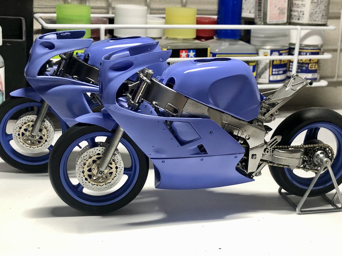 UsagiKouichi's tweet photo. OW89を参考にOWA0のカウル位置決め。地味な作業ばかりで全然進んだ感じしない。せめてタンクも載せて雰囲気だけでも。
それにしてもOWA0の横顔が思ったより似てない。今から作り直すにも気力ががが
#yamaha #yzf750 #ow89 #owa0 #suzuka8h #tech21 https://t.co/PfsK3qU36e