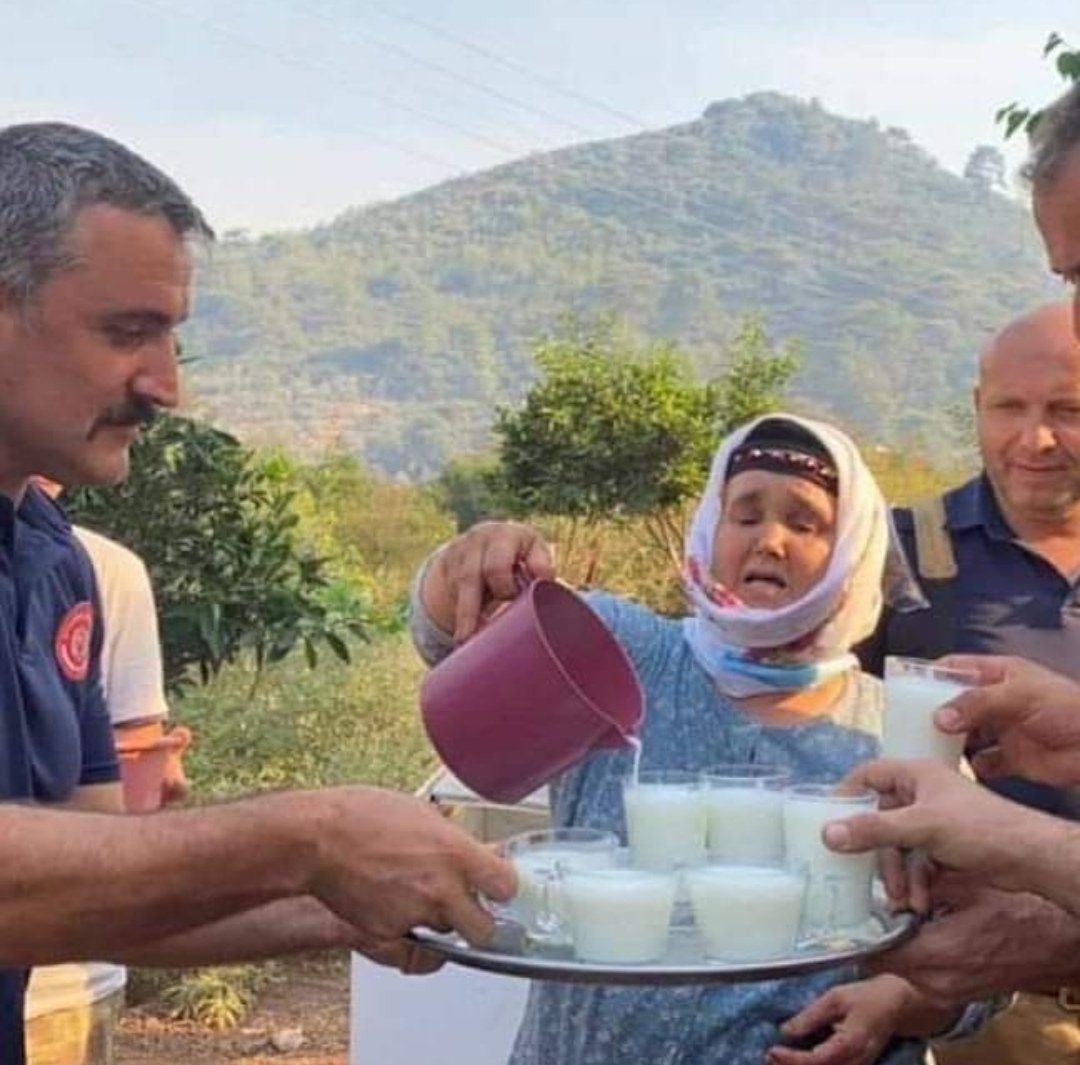 emine_cm's tweet photo. Hiçbirimiz tutunamayız
Bu dünyada barınamayız
Birbirimizin yanında olmazsak eğer!.. https://t.co/0luVDCrpEQ