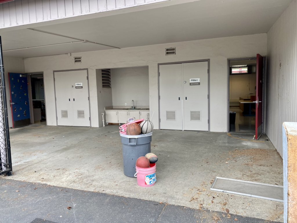 MsTHernandez's tweet photo. Annual Kindergarten patio clean up! Team work to the max! #BackToSchool  #tiredteachers @CarltonAvenue @usdlearns @MissYadegar @SallyBorello @MrsC_CarltonAve https://t.co/p8nt73dlju