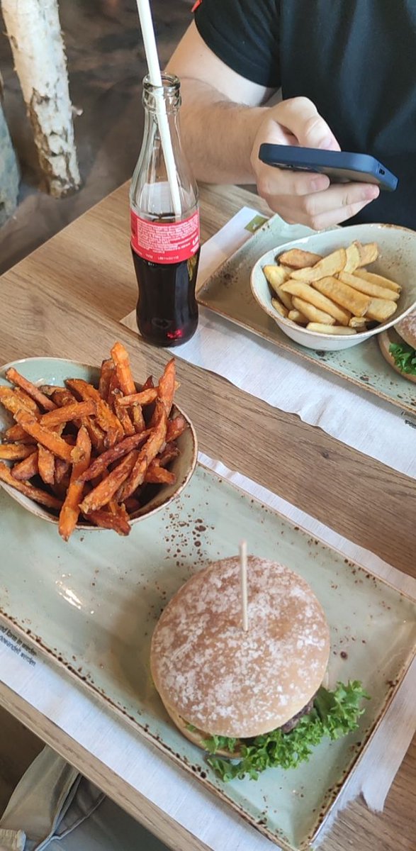 Gestern Abend @RootException getroffen. Spontan bei ihm übernachtet. Geile Wohnung. Pizza bestellt &amp; Film geschaut. Geiler Ausblick aus der Wohnung. Am Morgen schönes Spiegelei bekommen. Heute Ausflug und Burger essen. 

War so gut. Bald sehen wir uns wieder. 🥳