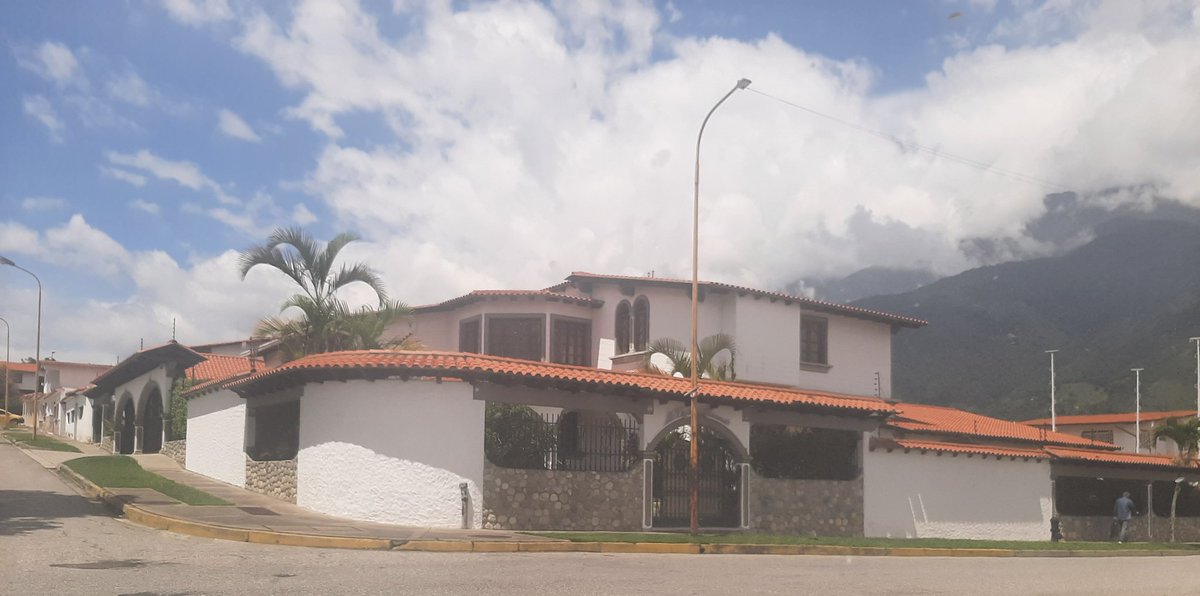 Fernand09540321's tweet photo. Hoy en día Karim Chidiak es uno de los hombres más ricos de Mérida a pesar que su nivel de estudios no llega ni a sexto grado,  vive en una mansión en la Urb san Antonio  obtenida con dinero sucio y es propietario de yates y avionetas @aser_ne @JoseColinaP https://t.co/v2JzdEKT0x