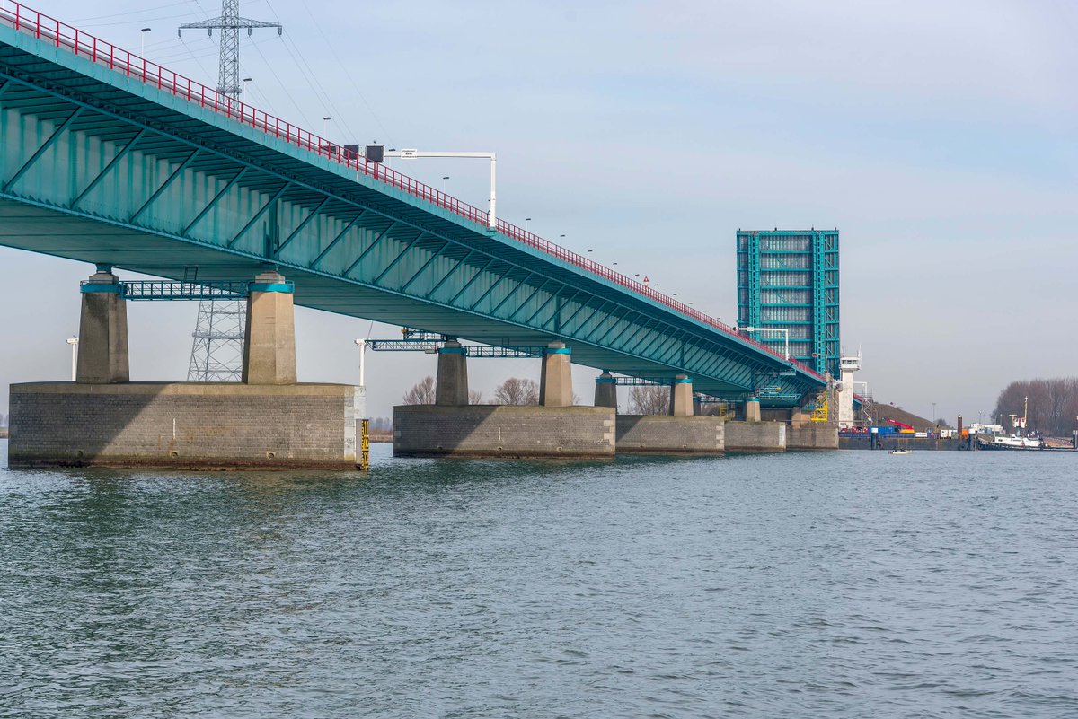 Rijkswaterstaat's tweet photo. Let op! ⚠️ De maatregelen op #Haringvlietbrug worden aangepast en uitgesteld naar maandag 23 augustus. 🗓️ Vanaf dan geldt er een #maximumsnelheid van 50 km/h op 2 versmalde rijstroken in beide richtingen. 👉 https://t.co/CmxoZrHmn1 https://t.co/3YOKMD8bVm