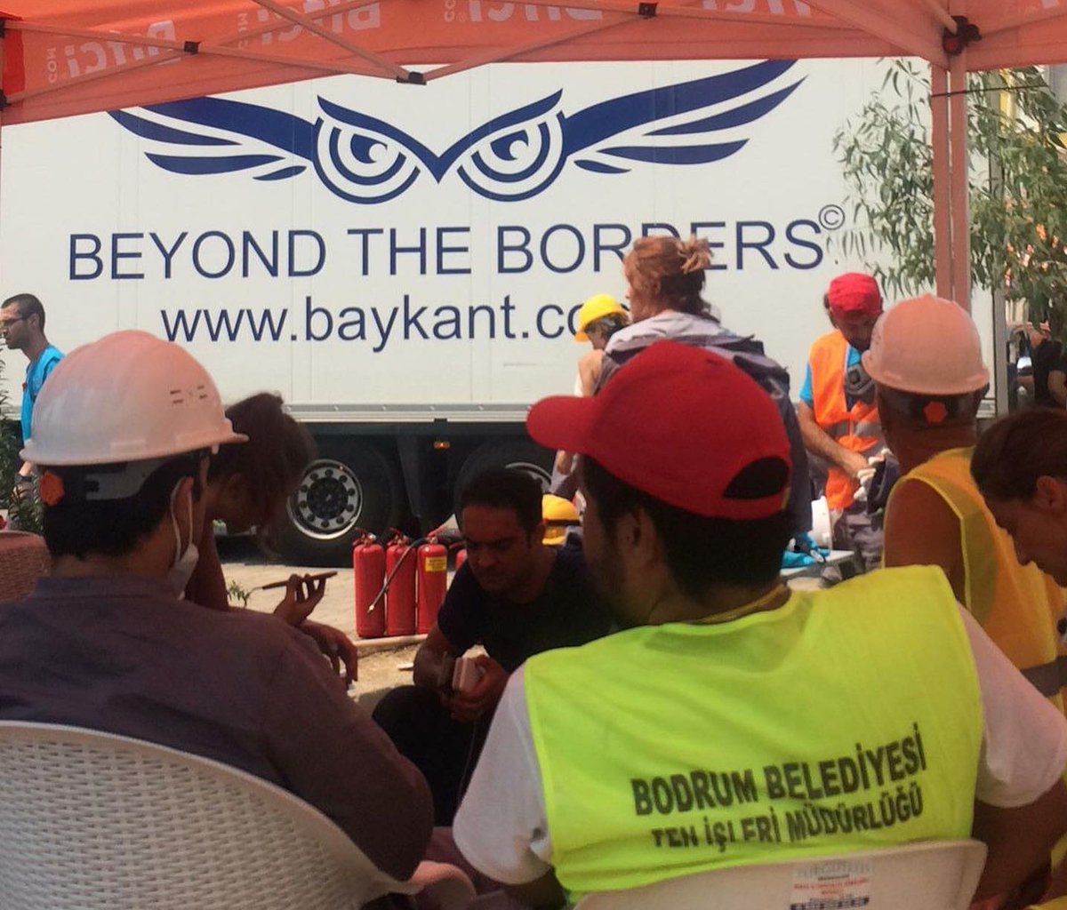 Bodrum'da yürütülen orman yangını müdahalelerine destek olmak amacıyla Frigofrik aracımizla olay yerindeyiz.
Toplumsal dayanışmanın önemini bir kez daha idrak ettiğimiz bu günlerde imkanlarımızı seferber ediyoruz.

#BODRUMYANGIN 
#havadanmuedahaleistiyoruz 
#mumcular