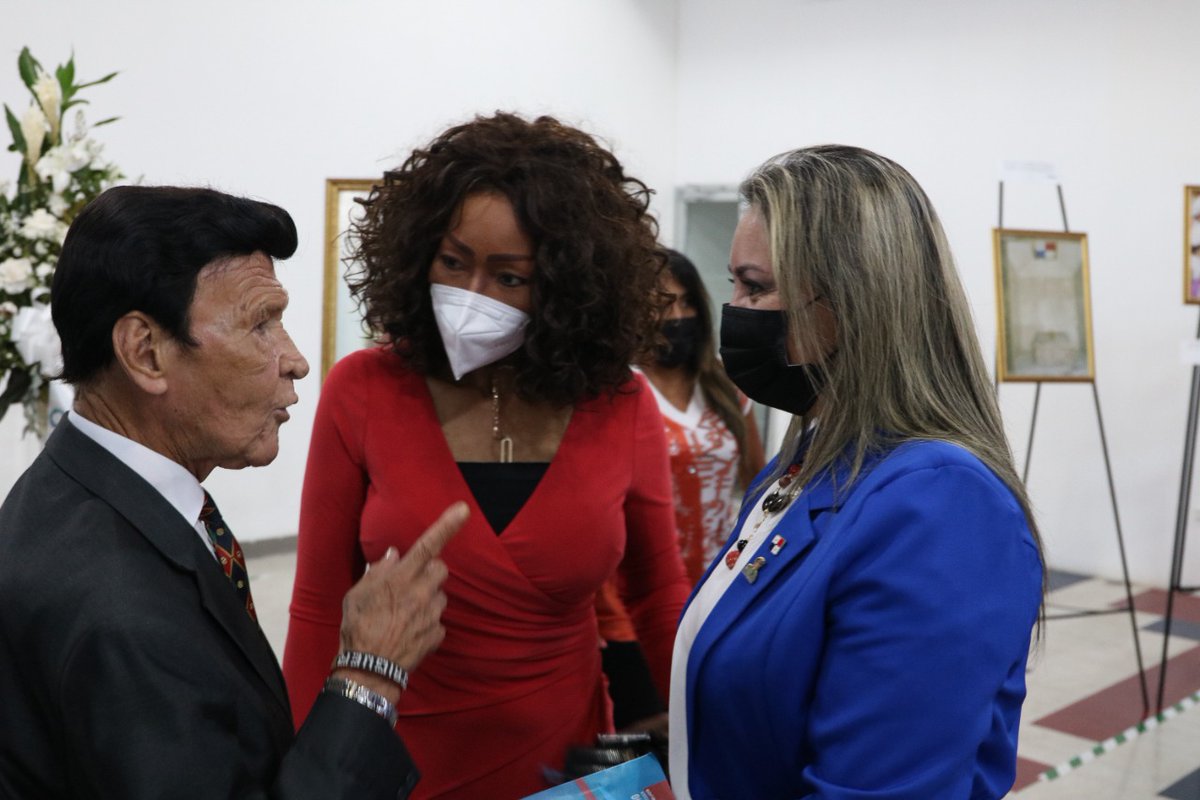 CindyMongeG's tweet photo. Omar Efrain Torrijos: "Siempre he tenido a una mujer panameña al lado mío, representada en mi esposa, quien me ha manifestado que prefiere ser viuda de un hombre valiente, a ser la esposa de un hombre cobarde, que le ha dado la espalda a los problemas de la patria. https://t.co/OWiJuzuSjs