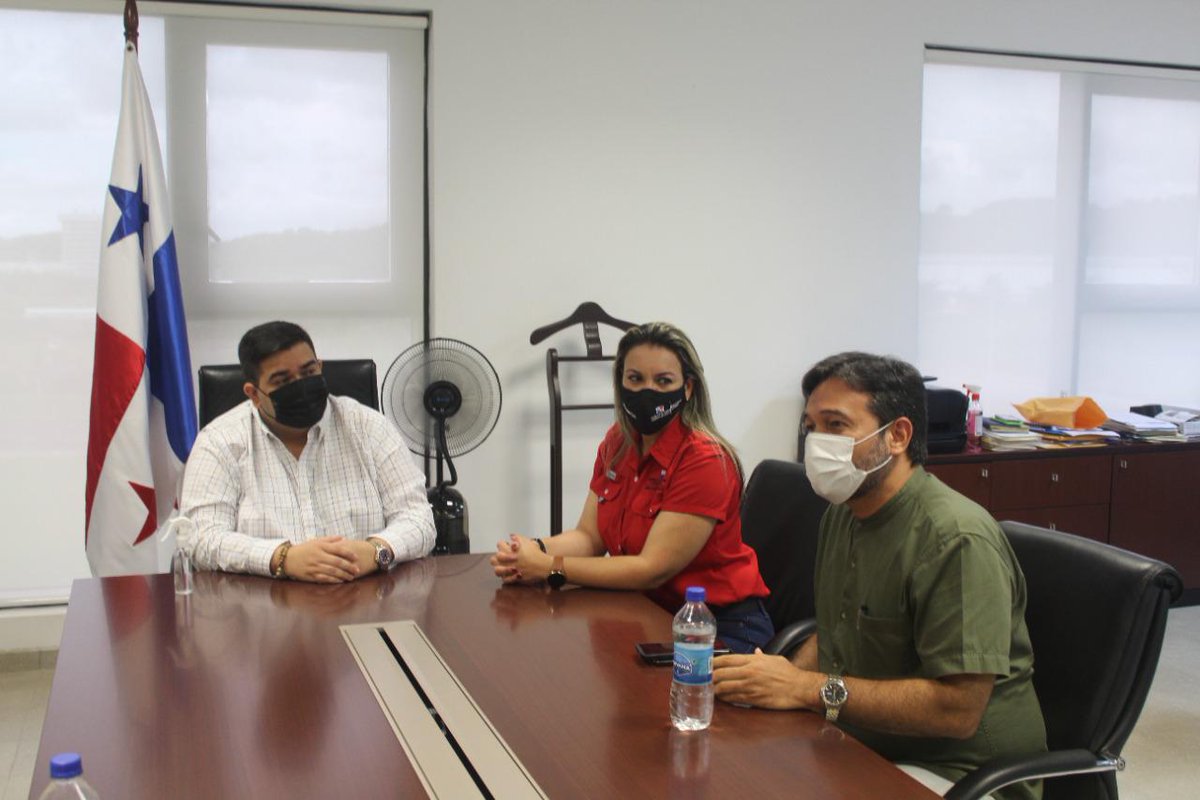 CindyMongeG's tweet photo. Nos reunimos con el Secretario Ejecutivo de la cadena de frío @ranthberard y los gerentes de @cadenadefriopa, ya que esta institución constituye una potencia para nuestros productores y consumidores en la compra y venta de legumbres, verduras y frutas.
#UnidosLoHacemos https://t.co/vhId5SD07c