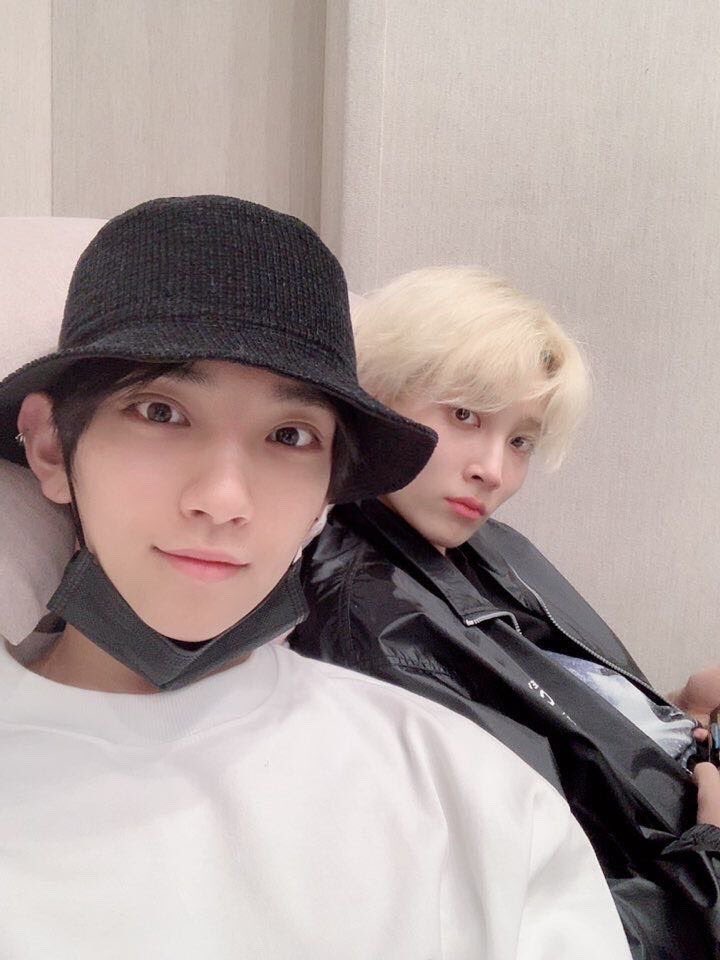 archive_hanshua's tweet photo. The evolution of their selca ☺️
#조슈아 #정한 #세븐틴 @pledis_17 https://t.co/aaTvOx00SS