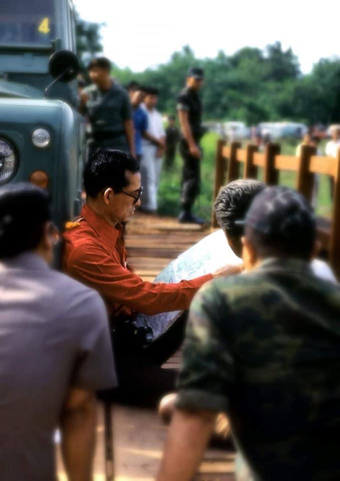 whitedragon168's tweet photo. ภาพ Land Rover ในตำนาน เพิ่งเคยเห็นเบื้องหลัง มาเป็นขบวนนนนน ถถถถถถถถถถถถถถถ #คณะราษเปซ https://t.co/37Xa2P9PDf