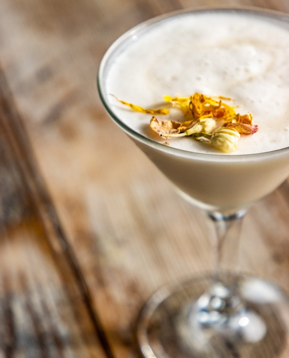 Be on the look out for this delicious cocktail this month; the Bumblebee Smooch! Made with Captain Morgan rum shaken with cream, a kiss of honey, and a touch of Frangelico hazelnut liqueur.

This and many more at the Harbor Club to experience!⁠
~⁠
#RiverDunes #RDdining