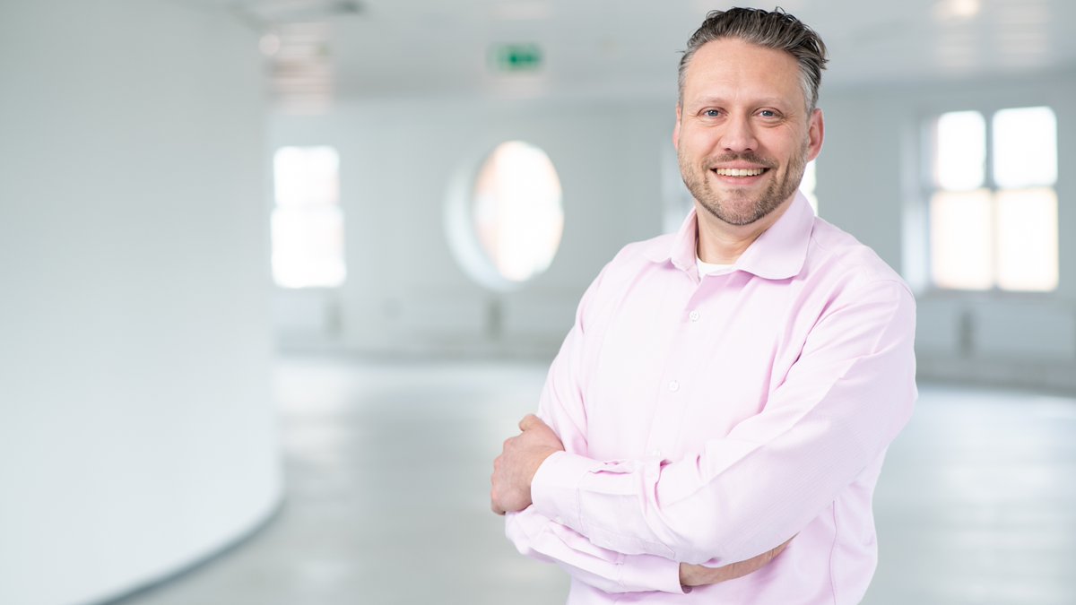 pidzzorg's tweet photo. ‘Mentale gezondheid moet net zo cool zijn als lichamelijke gezondheid', vindt relatiemanager Sander Slootmaker van @wijzijnmind. Een interview over de psychische klachten, jongeren voor de klas en gesprekken met ministeries https://t.co/0NGMr2h9eb #mind #PIDZ #mentalhealth https://t.co/D7KaKo9Ilq