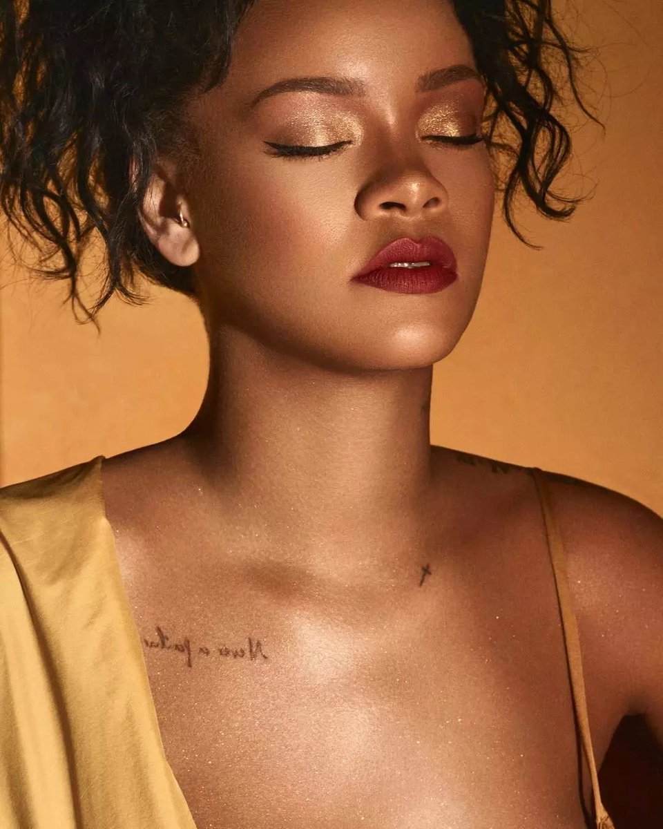 ellebrasil's tweet photo. "As outras marcas ficaram perdidas. Elas tinham dez cores de base, sendo quatro para a pele negra. De repente, a Rihanna chega com o quádruplo de possibilidades. E depois com mais dez tons complementares", diz a maquiadora Daniele Da Mata https://t.co/wOrZjiXAfd