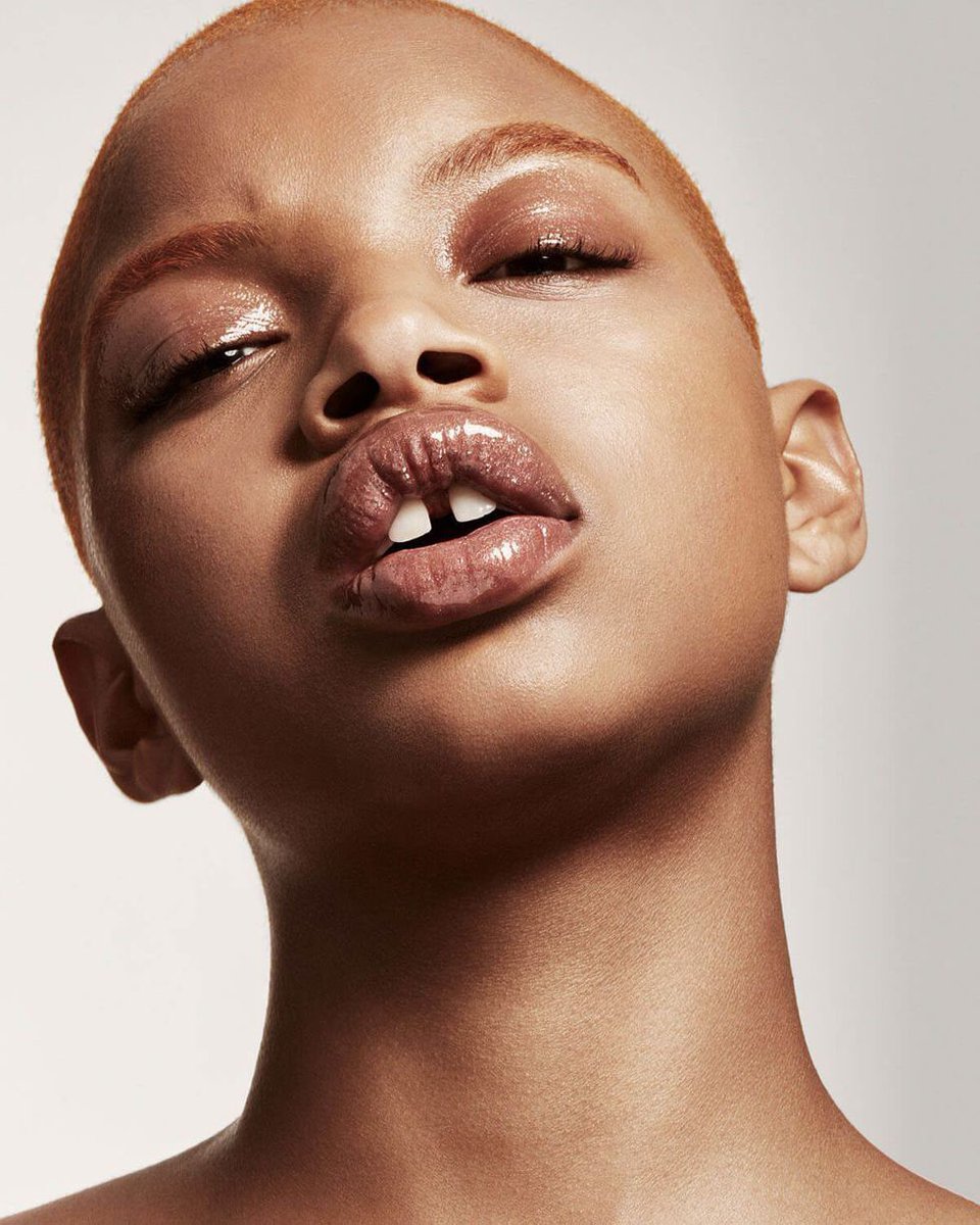ellebrasil's tweet photo. "As outras marcas ficaram perdidas. Elas tinham dez cores de base, sendo quatro para a pele negra. De repente, a Rihanna chega com o quádruplo de possibilidades. E depois com mais dez tons complementares", diz a maquiadora Daniele Da Mata https://t.co/wOrZjiXAfd
