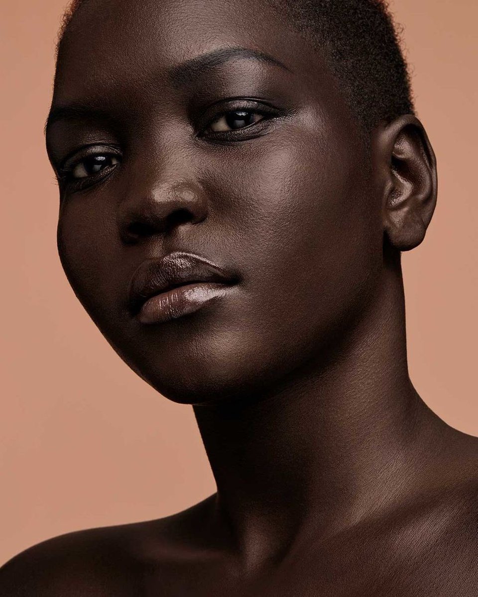 ellebrasil's tweet photo. "As outras marcas ficaram perdidas. Elas tinham dez cores de base, sendo quatro para a pele negra. De repente, a Rihanna chega com o quádruplo de possibilidades. E depois com mais dez tons complementares", diz a maquiadora Daniele Da Mata https://t.co/wOrZjiXAfd