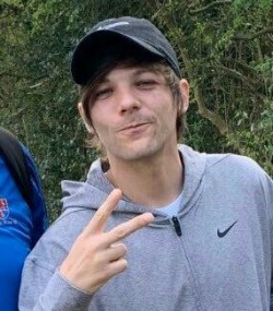 💭 (@louaylorlovebot) on Twitter photo 