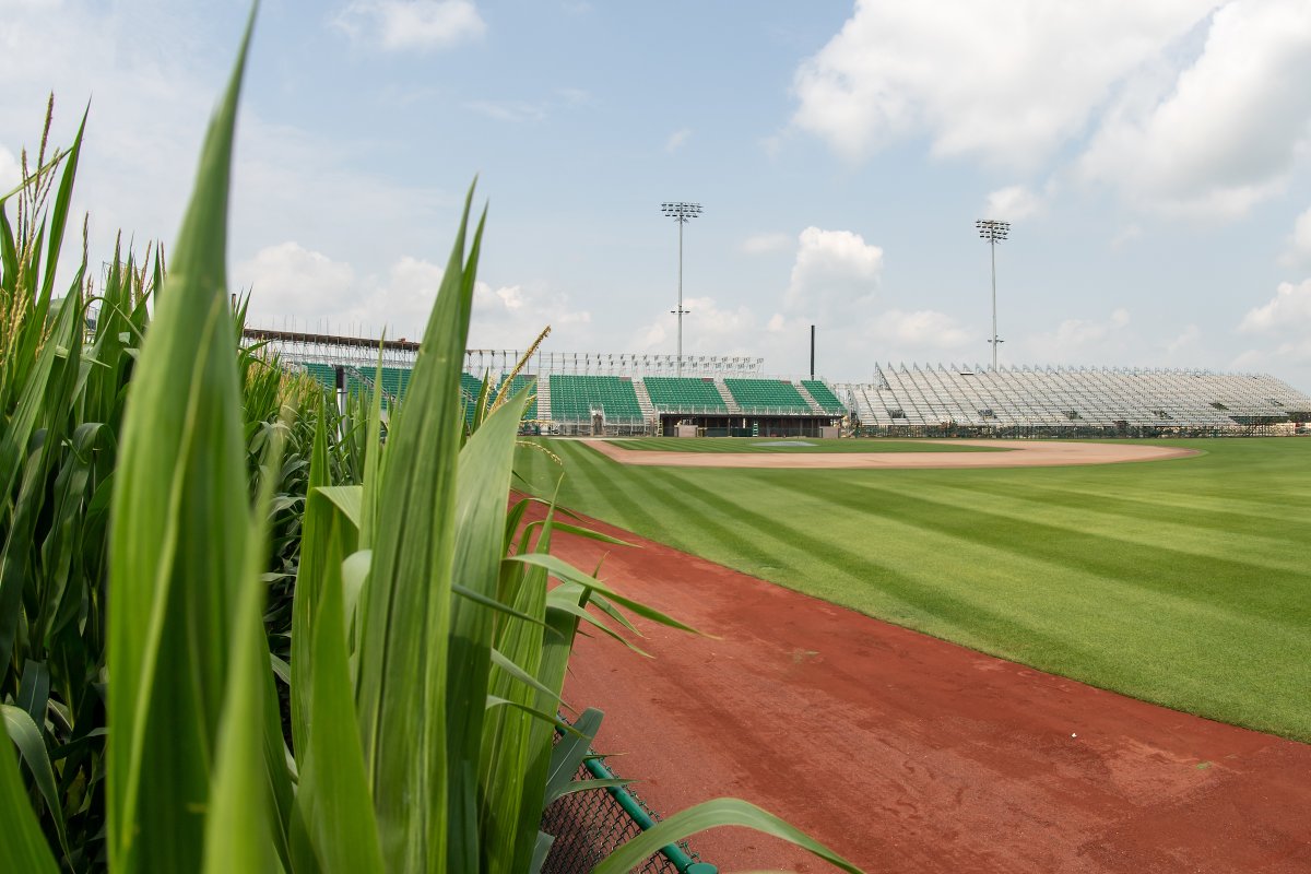 FOS's tweet photo. 𝗜𝘀 𝘁𝗵𝗶𝘀 𝗵𝗲𝗮𝘃𝗲𝗻? 𝙉𝙤, 𝙞𝙩'𝙨 𝙄𝙤𝙬𝙖.

MLB's Field of Dreams in Dyersville, Iowa, is complete with first pitch a week away. 

(📸: @MLB) https://t.co/g6cWjWO7ZT