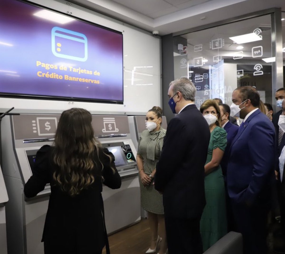 gabrielmercedez's tweet photo. Porqué ha cumplido al pie de la letra las directrices que recibió por parte de señor Presidete @luisabinader @spereyrarojas a transformado @BanreservasRD y en esta ocasión muestra la tecnología #OficinaDualBR dónde podrás realizar tus pagos de multas y de la PGR de forma rápida. https://t.co/CyrkXkkZkx