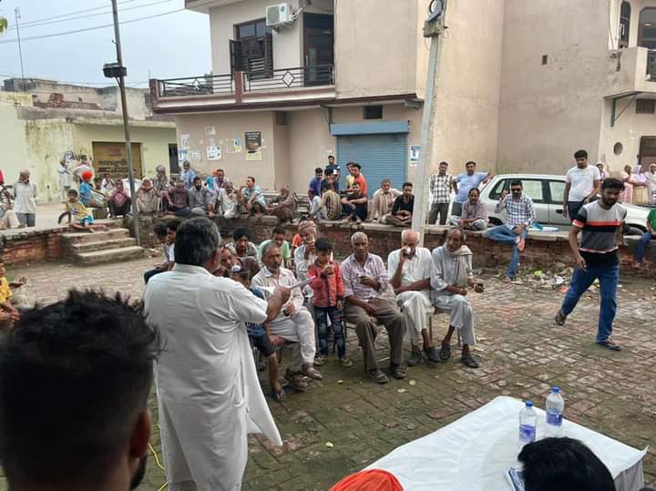 BarwaliyaG's tweet photo. ਕੇਜਰੀਵਾਲ ਜੀ ਦੁਆਰਾ ਪੰਜਾਬ ਦੇ ਲੋਕ ਨੂੰ ਦਿੱਤੀ ਗਈ 300 ਯੂਨਿੰਟ ਪ੍ਤੀ ਮਹੀਨਾ ਮੁਫਤ ਬਿਜਲੀ ਦੀ ਪਹਿਲੀ ਗਰੰਟੀ ਨੂੰ ਘਰ ਘਰ ਪਹੁੰਚਾਉਣ ਲਈ ਅੱਜ ਪਿੰਡ ਪੰਡਵਾਲਾ ਚ ਜਨਸੰਵਾਦ ਤਹਿਤ ਲੋਕਾ ਦੇ ਸਨਮੁੱਖ ਹੋ ਕੇ ਉਨਾ ਨੂੰ ਇਸ ਸੁਵਿਧਾ ਬਾਰੇ ਜਾਣਕਾਰੀ ਦਿੱਤੀ। @ArvindKejriwal @AamAadmiParty @AAPPunjab @BhagwantMann @meet_hayer https://t.co/aewYvGgtgb