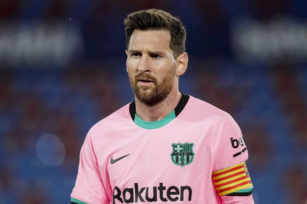 BleacherReport's tweet photo. Lionel Messi’s contract negotiations with Barcelona “have reached a point of no return which seems impossible to resolve,” per Marca, other reports 👀 https://t.co/qShFOAZMfb