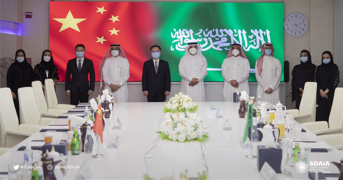 استقبل معالي رئيس #سدايا سفيرَ جمهورية الصين لدى المملكة السيد تشن وي تشينغ في مقر الهيئة؛ لبحث أوجه التعاون المشترك في مجالي البيانات والذكاء الاصطناعي، وما توصلت إليه المملكة من حلول رقمية مبتكرة ساهمت في احتواء الجائحة.