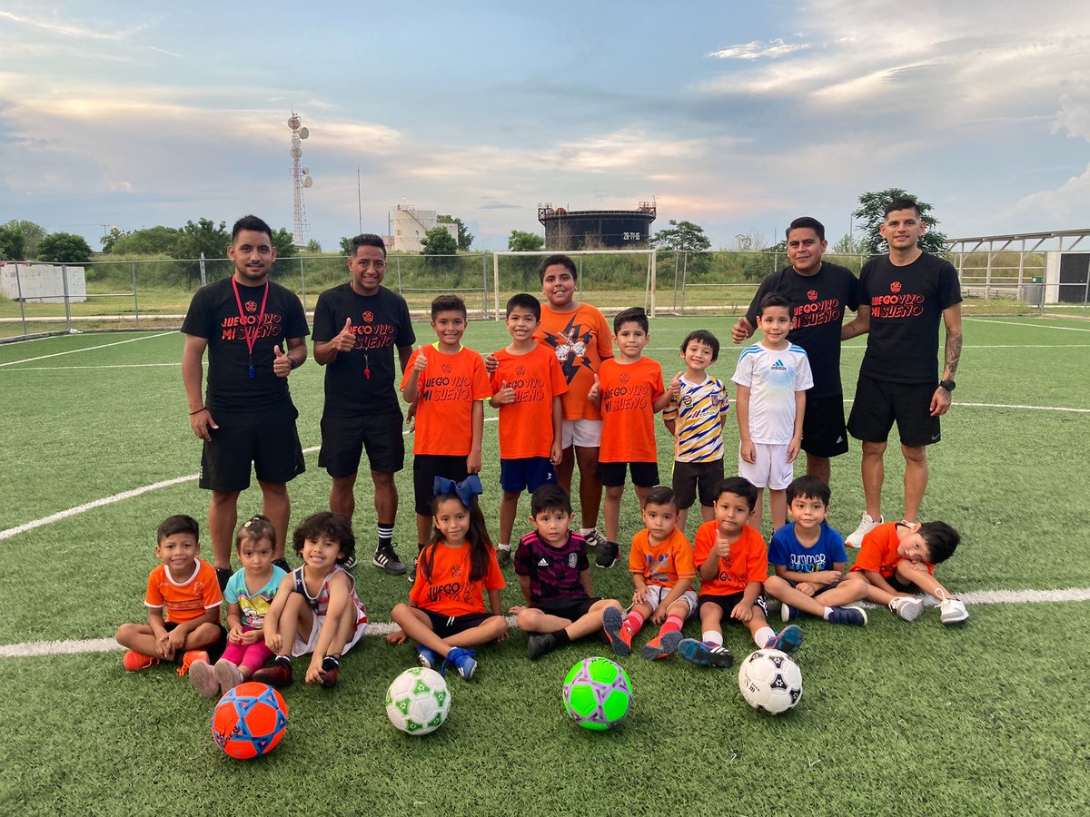RosasSamba's tweet photo. Y rodó el balón 🥳

⚽️Primer día de entrenamiento✅

Gracias familia 
Samba Rosas⚽️

#FutbolConValores #JuegoVivoMiSueño #FutbolConPasion #Futbol #CdVictoria #AcademiaSambaRosas #Tamaulipas #inscripcionesabiertas https://t.co/H1uWfHW6gP