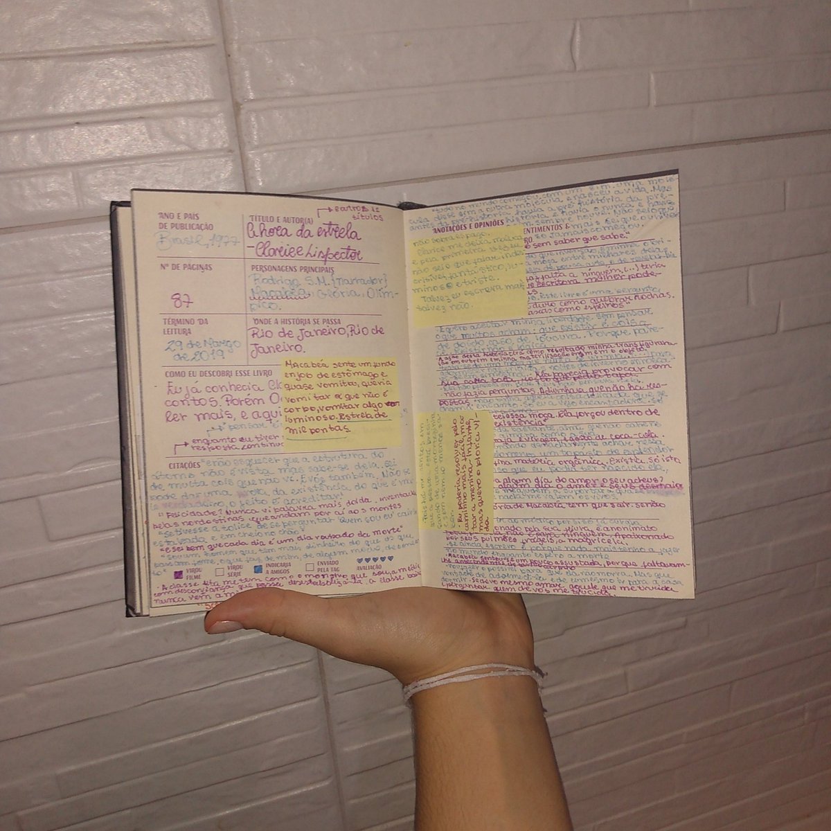 tsecretlibrary's tweet photo. vocês têm o costume de fazer anotações sobre as leituras de vocês?
.
.
eu fazia em um diário que ganhei de brinde, era muito legal. devia voltar a anotar https://t.co/1pbOa0mnsV