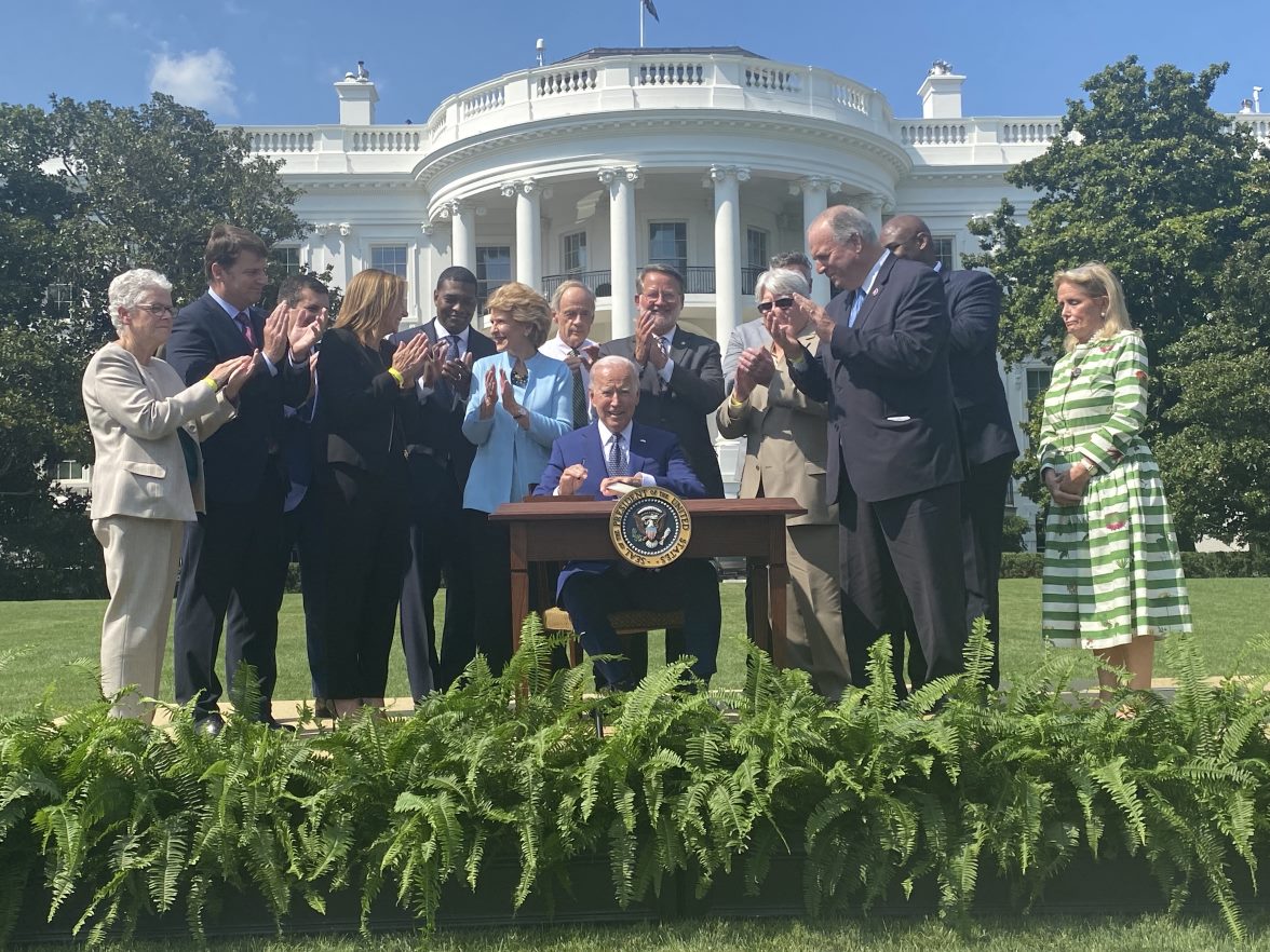 jimfarley98's tweet photo. Today we joined @UAW, @GM &amp; @StellantisNA at the @WhiteHouse to commit to a future made in America by American workers. @Ford supports the target of 40-50% of all vehicles sold by 2030 in the U.S. to be electric. https://t.co/Y90o54ia66