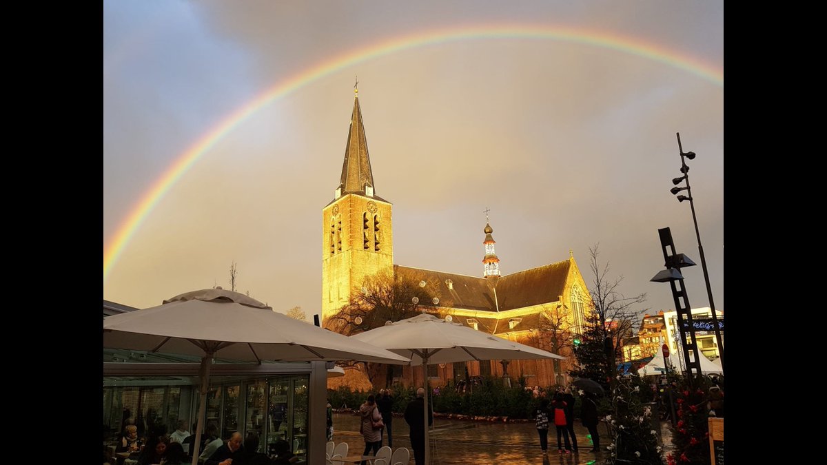 VHuizinga's tweet image. Deze foto heb ik gemaakt nadat wij met een groep hadden geëvangeliseerd in Turnhout en achterom keken. De #regenboog haar bedoeling en onstaan staat beschreven in de bijbel. Genesis hoofdstuk 9, vers 13 en verder. Dat u dat even weet 👋 😘  😇
