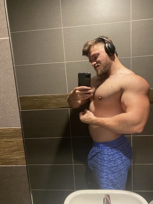 Think I can get from my current weight of 108.4kg (239lb) to 112kg (247lb) by Monday? 😈 https://t.co