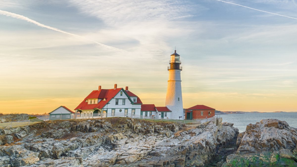 On the lookout for something new? Portland Head Light is just 1 of 65 lighthouses along the Atlantic coast of Maine. The first stop along your Maine adventure before setting out on Route 1 for a lobster roll crawl and mini road trip. Discover more here bit.ly/3lA6rLN