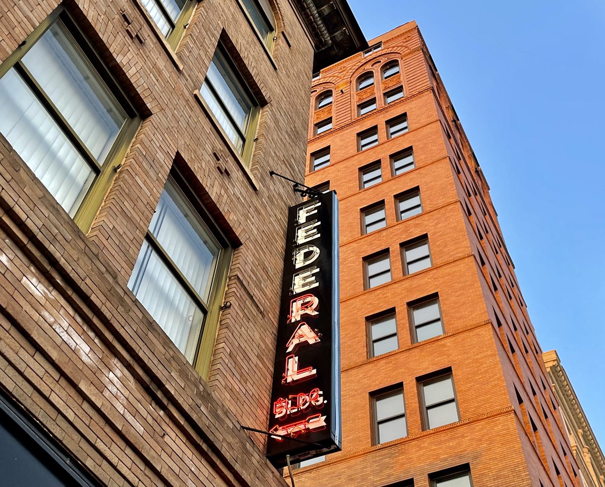 JoshLipnik's tweet image. Vintage neon sign in downtown Youngstown with Daniel Burnham’s Wick Building (1910) in the background
