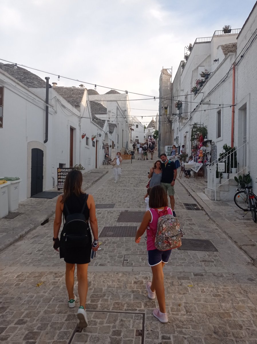 lorisfrat's tweet photo. #Alberobello (mia) ieri pomeriggio #Vittoria #Angelamaria trastullo tra i #trulli #Puglia #Italia e poi #polpette #orecchiette #cimedirapa #ulivi https://t.co/FsaL7ZVwc1