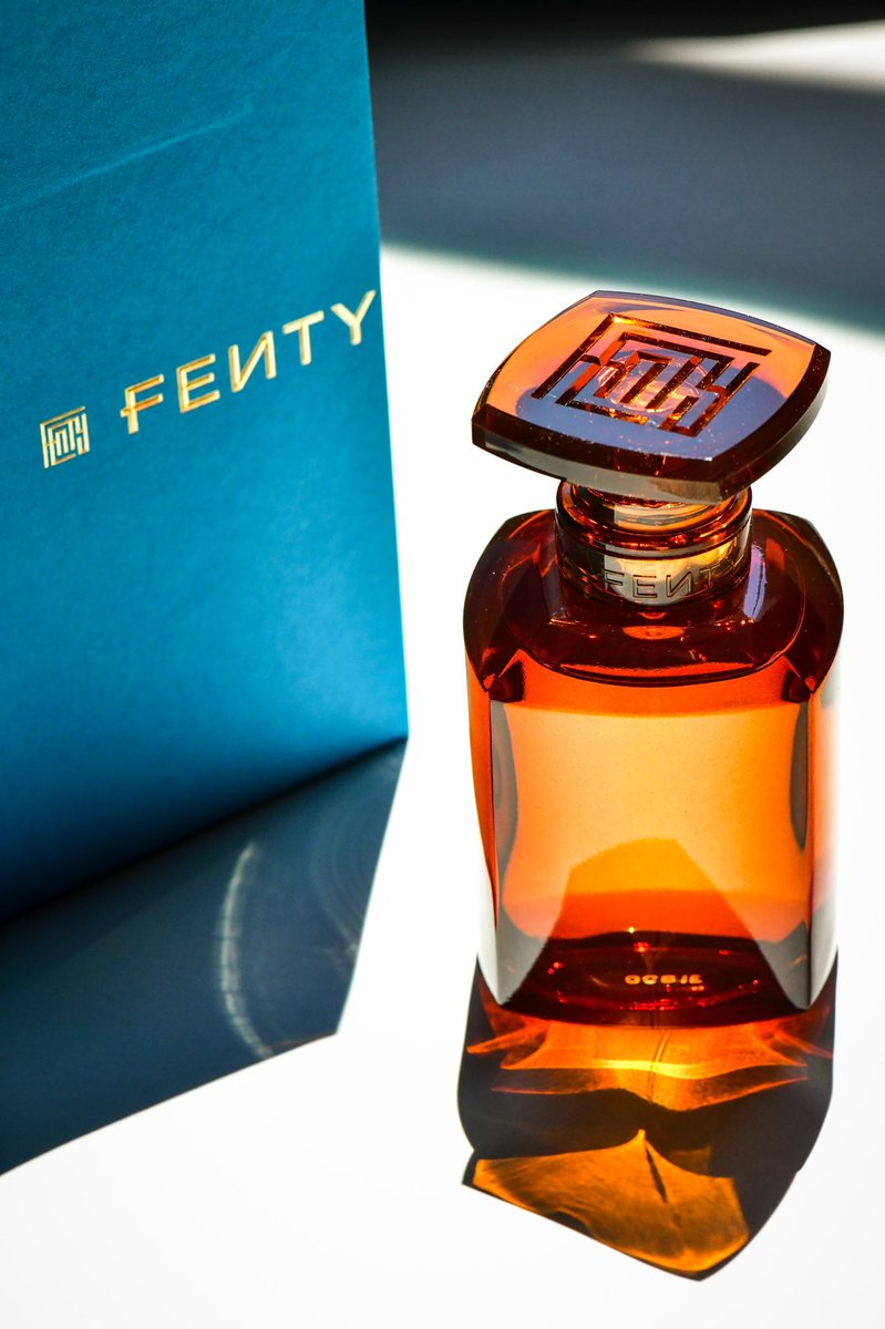 tlc262's tweet photo. A little macro fun with Fenty Bridgetown edition ✨ @fentybeauty @rihanna #FENTYPARFUM #FentyBeauty #Rihanna https://t.co/mVzgKIU3Ro