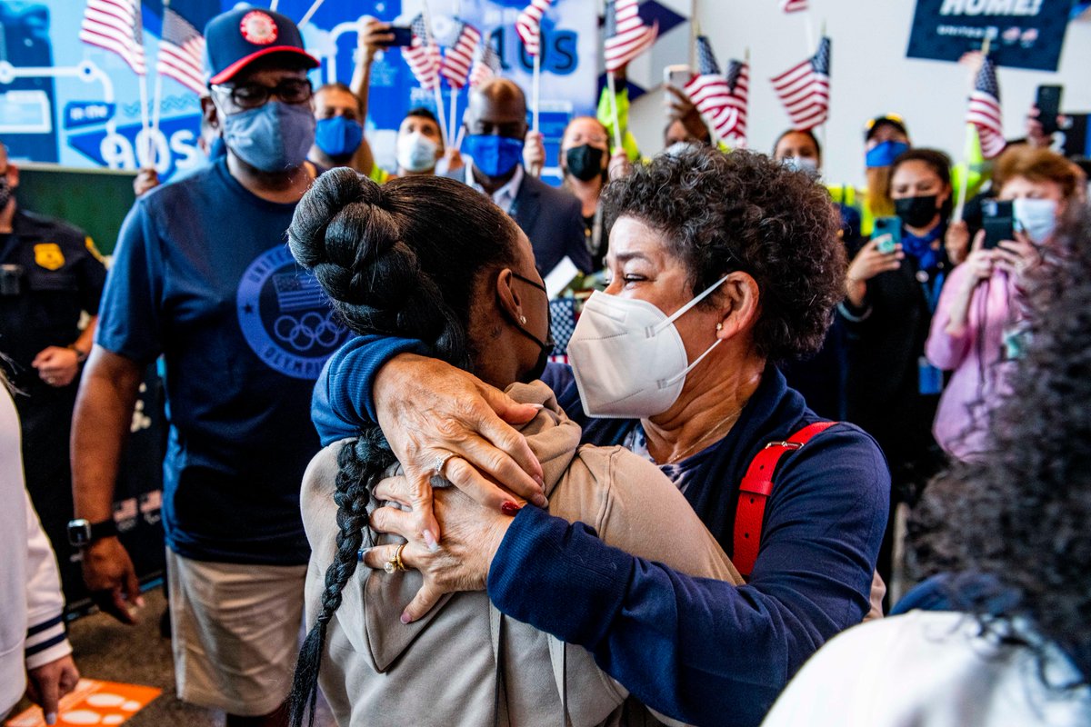 united's tweet photo. Surprise, @Simone_Biles! We didn’t want you to have to wait another minute to see your family, so here they are! ❤️💙 https://t.co/uOCCbsk2dT