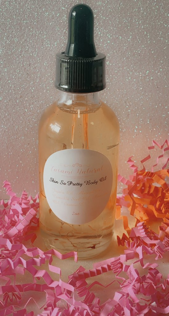 NaturalTasami's tweet photo. New Review ⭐️⭐️⭐️⭐️⭐️
Skin So Pretty body oil is packed with skin nourishing ingredients to help seal in moisture. 
 Cameilla seed oil, jojoba oil, almond oil, vitamin E. 
All natural and organic❤️❤️❤️

https://t.co/2O194or1Se https://t.co/dxrOJWteSe