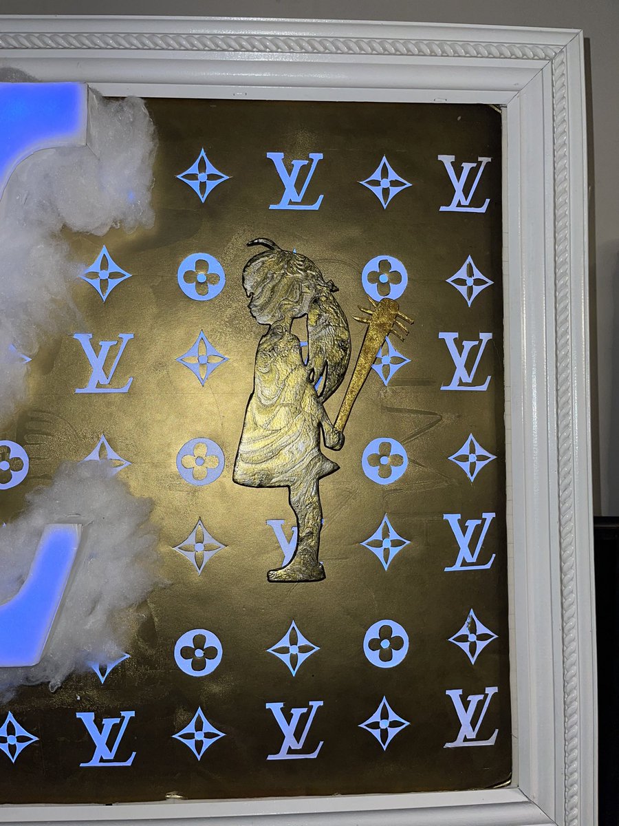 sidepieceonlyy's tweet photo. LUXURIOUS custom hand made Louis Vuitton led board ⚜️

This piece has already been sold. 🏷

LV cloud effect ☁️ and boy/girl aesthetic gold, black &amp; white marble. 🖌

All boards come with LED strips and remote control. Dm us for more information! 💡 https://t.co/0GN2vGDyna