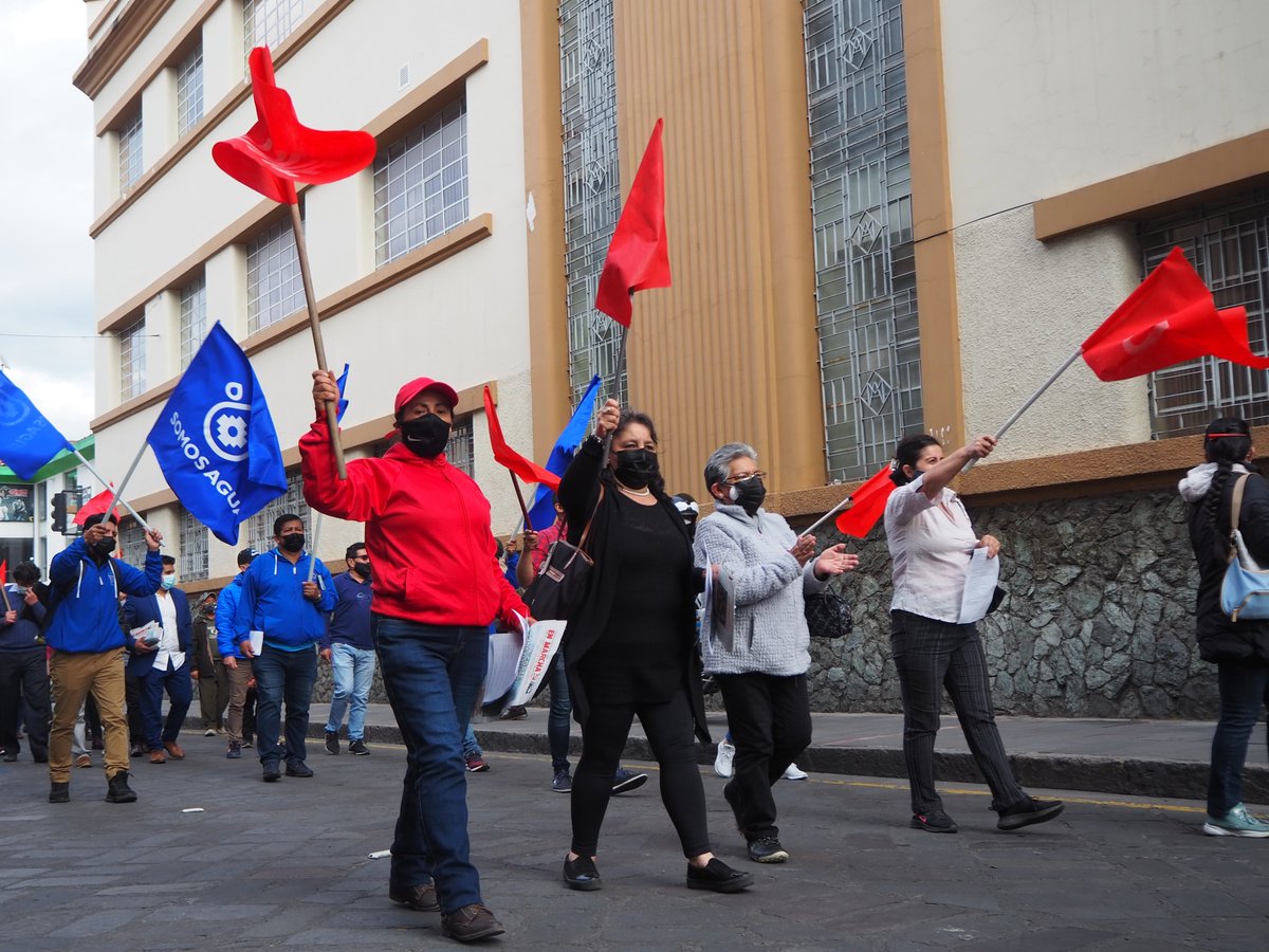 tomebamba's tweet photo. Esta tarde en #Cuenca la Unión Nacional de Educadores (UNE) de Azuay realizó una marcha para manifestar su reclamo por la Ley Orgánica de Educación Intercultural (LOEI). 
Reporte: @tomvillota https://t.co/7gootTQVSQ
